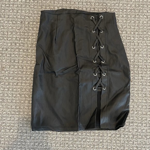 NWT Windsor Skirt Women's Size XS Black Mini Lace Zip Up Back Side Slit Metallic - Picture 1 of 5